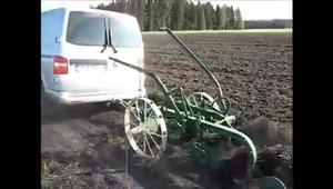 Cine nu are bani de tractor pentru muncile campului sa-si cumpere un microbuz