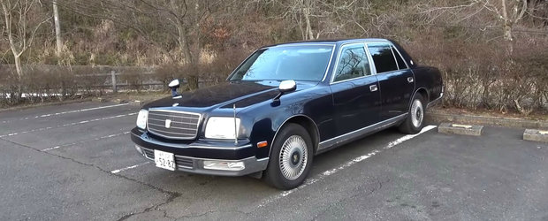 Cineva a montat o evacuare de 18000$ pe o Toyota Century. Limuzina japoneza suna acum exact ca un monopost de Formula 1!