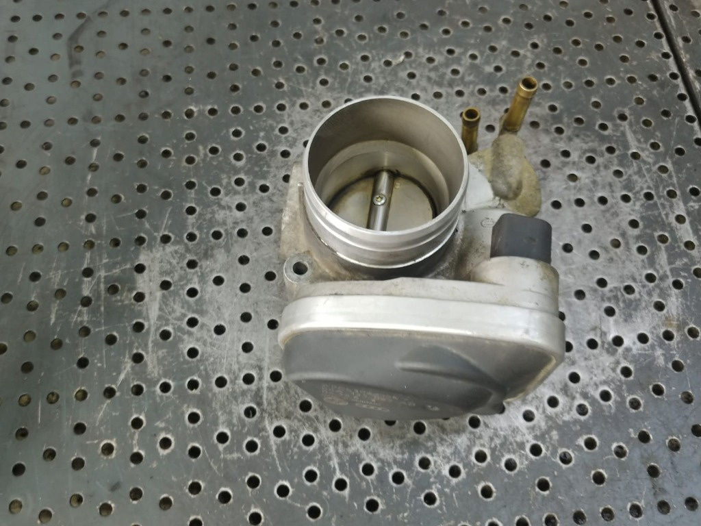 Clapeta acceleratie 1.6 b bgu skoda octavia 2 vw golf 5 seat altea 06a133062ab