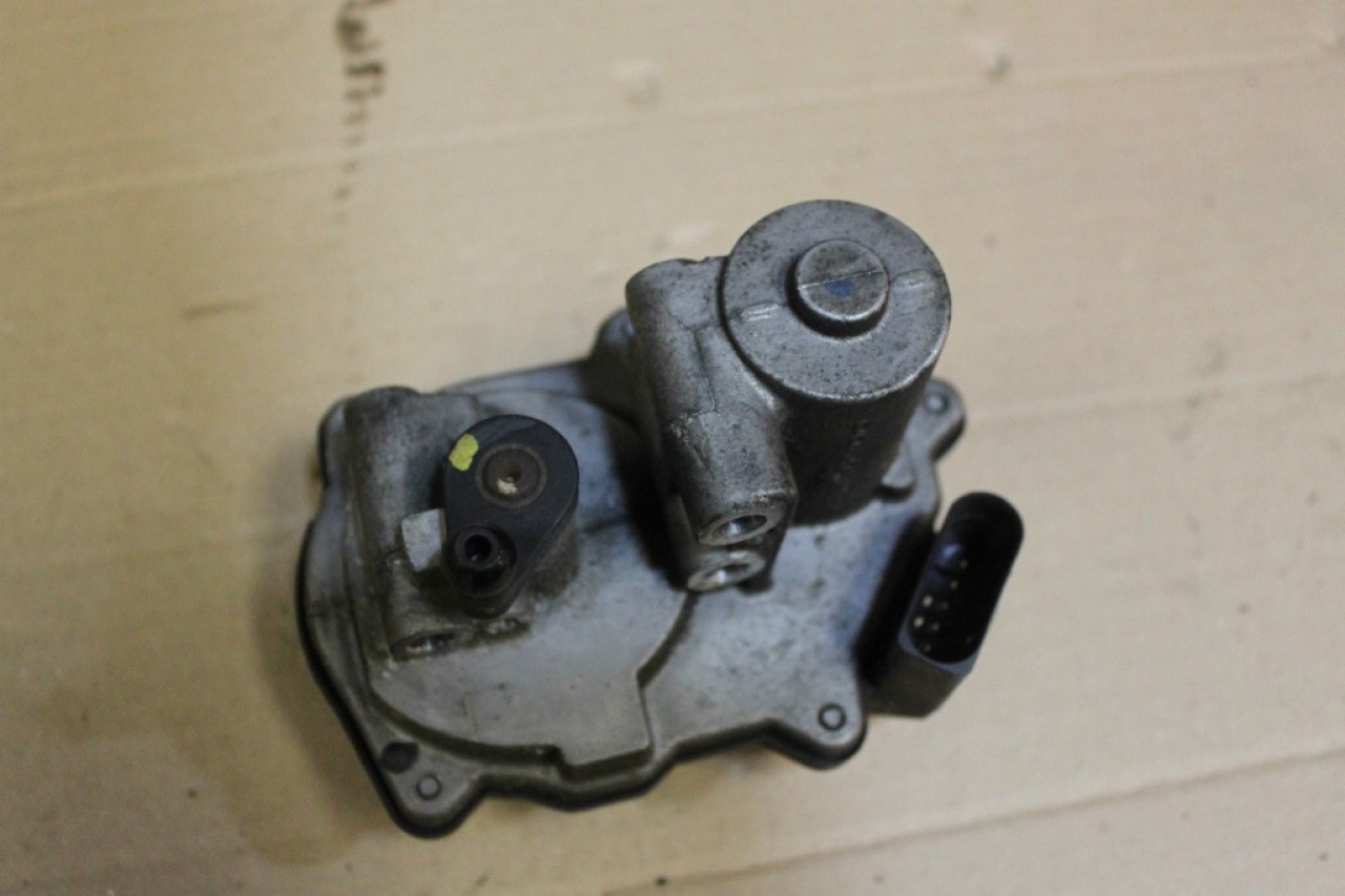 Clapeta admisie vw golf V 2.0 tfsi axx 200 cai cod 06f133482