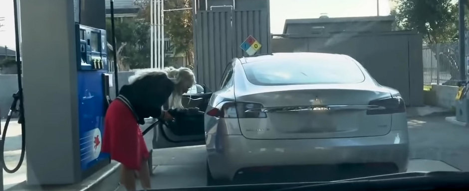 Clipul face inconjurul internetului. Ce cauta o BLONDA cu TESLA la pompa de alimentare?