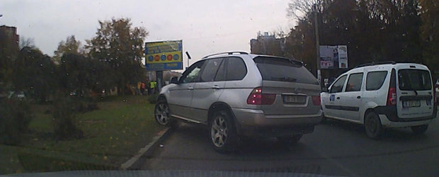 Cocalarul cu BMW X5 din Bucuresti trece peste spatiul verde ca nu are chef sa stea la semafor