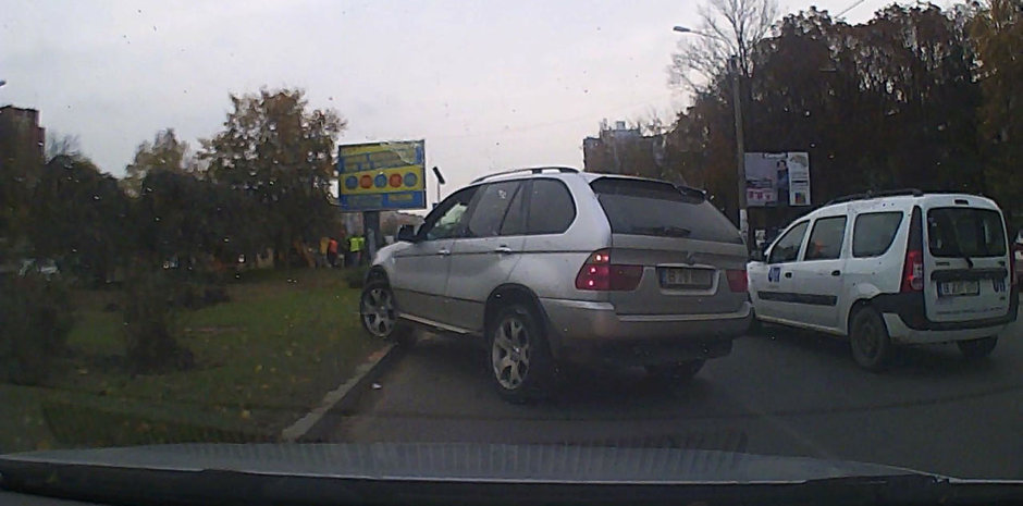 Cocalarul cu BMW X5 din Bucuresti trece peste spatiul verde ca nu are chef sa stea la semafor Cocalarul cu BMW X5 din Bucuresti trece peste spatiul verde ca nu are chef sa stea la semafor