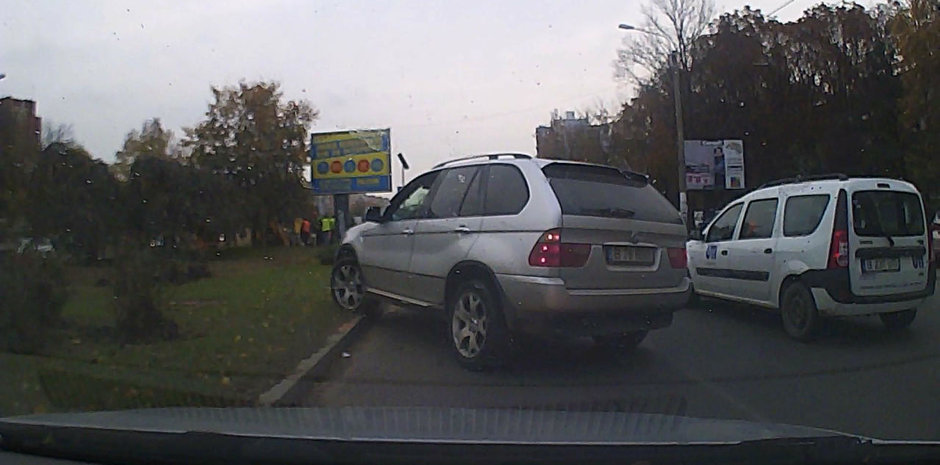 Cocalarul cu BMW X5 din Bucuresti trece peste spatiul verde ca nu are chef sa stea la semafor