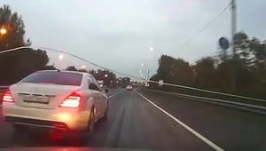 Cocalarul cu Mercedes S-Class provoaca un accident si fuge de la fata locului