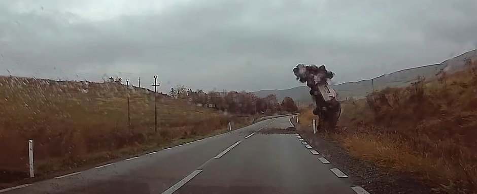 Cocalarul cu Volkswagen TDI ajunge cu masina in sant dupa ce depaseste pe linie continua, in curba, pe un drum alunecos