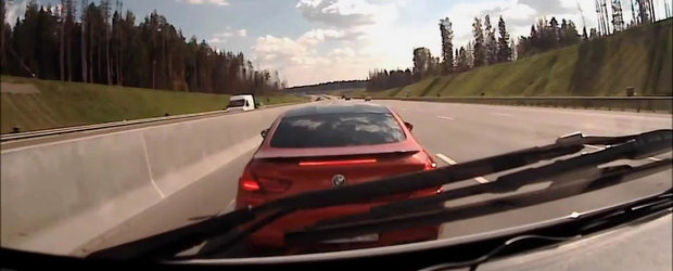 Cocalarul rus cu BMW M6 rosu blocheaza o ambulanta pe autostrada