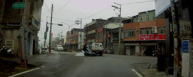 Coliziune intre un scuter si un vehicul de marfa
