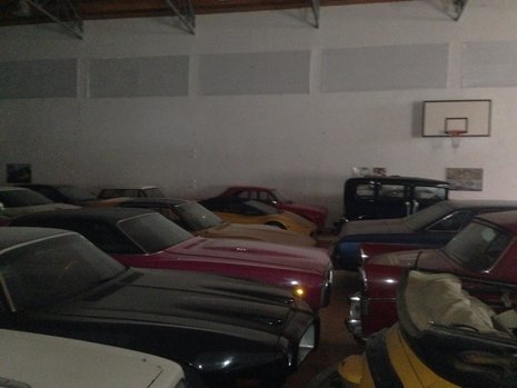 Comoara din sala de sport: aproape 100 de masini clasice si exotice descoperite intr-o hala