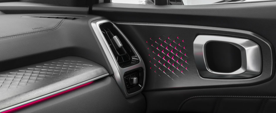 Compania producatoare a publicat acum sute de imagini proaspete. Noua generatie a fost testata alaturi de BMW X5 Compania producatoare a publicat acum sute de imagini proaspete. Noua generatie a fost testata alaturi de BMW X5
