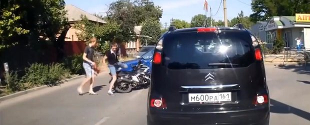 Compilatia asta cu accidente pe motocicleta este si amuzanta, si dureroasa