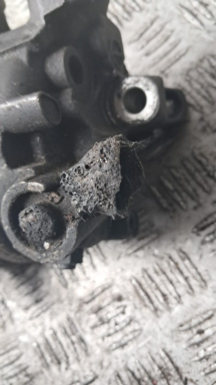 Compresor AC cu mic defec la mufa VW TOURAN cod 5Q0816803B