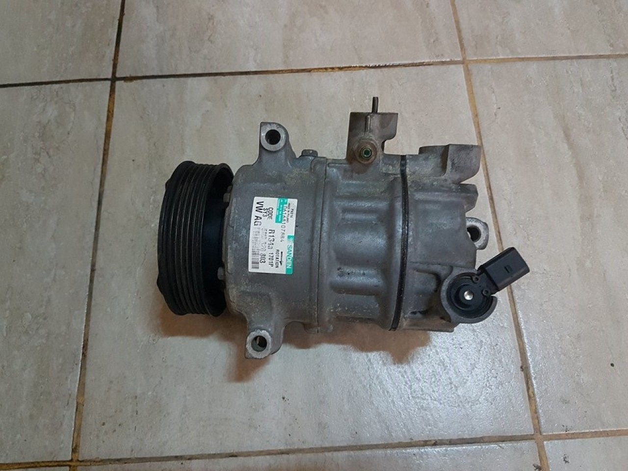 Compresor clima 5n0820803 vw golf 6 1.2 tsi cbza 86 cai