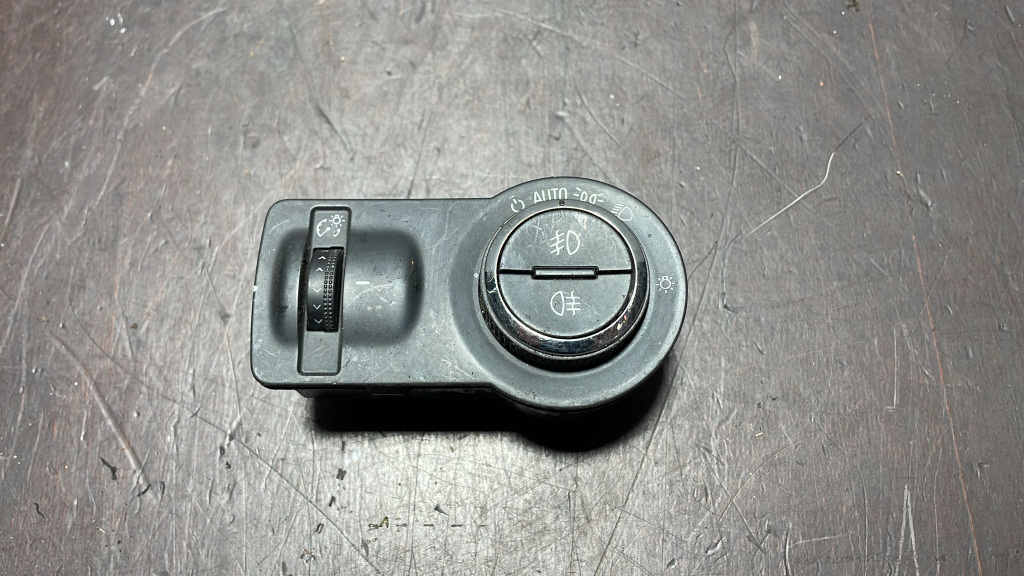 Comutator lumini cod 13268698 pentru Opel Insignia an 2009 - 2015