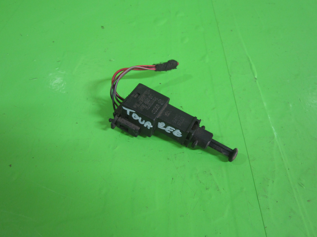 COMUTATOR PEDALA FRANA / SWITCH LUMINI FRANA VW TOUAREG FAB. 2002 - 2010 ⭐⭐⭐⭐⭐