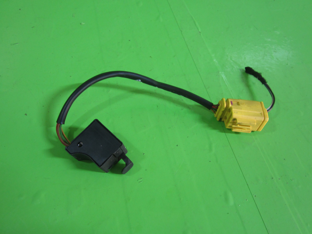 COMUTATOR PEDALA FRANA / SWITCH LUMINI FRANA VW TOUAREG FAB. 2002 - 2010 ⭐⭐⭐⭐⭐