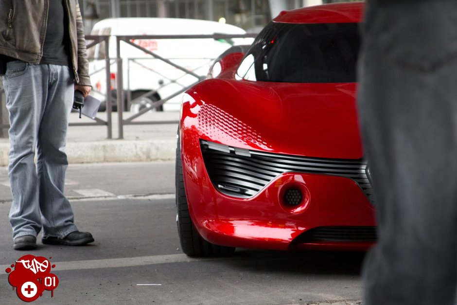 Conceptul Renault DeZir se arata si mai mult - poze si video Conceptul Renault DeZir se arata si mai mult - poze si video