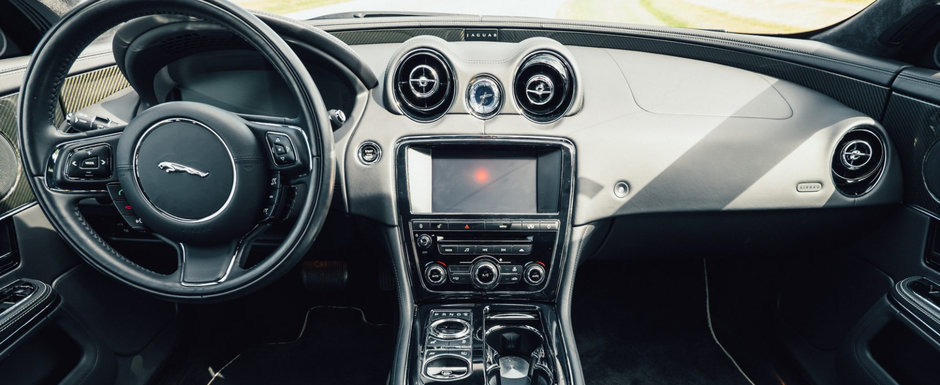 Concureaza cu A8, Seria 7 si S-Class, dar pentru multi e doar o mare necunoscuta. Masina din 2011 are un motor supraalimentat de cinci litri, plafon de coupe si scaune cu masaj Concureaza cu A8, Seria 7 si S-Class, dar pentru multi e doar o mare necunoscuta. Masina din 2011 are un motor supraalimentat de cinci litri, plafon de coupe si scaune cu masaj