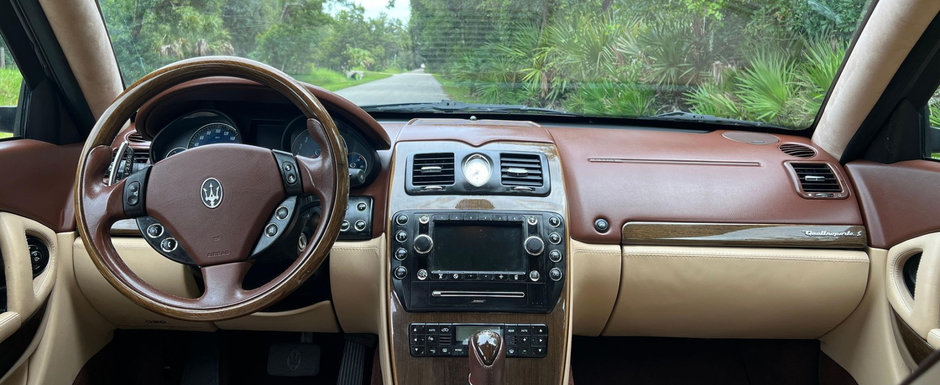 Concureaza cu Mercedes S-Class, dar pentru multi e doar o mare necunoscuta. Masina din 2009 are motor de Ferrari, scaune cu masaj si bancheta actionata electric Concureaza cu Mercedes S-Class, dar pentru multi e doar o mare necunoscuta. Masina din 2009 are motor de Ferrari, scaune cu masaj si bancheta actionata electric