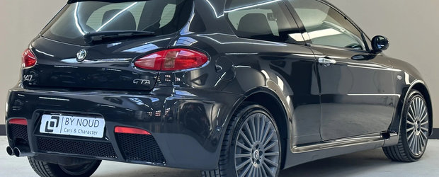 Concureaza cu Volkswagen Golf R32, dar pentru multi e doar o mare necunoscuta. Masina din 2003 are motor V6 de 3.2 litri si kit wide body din fabrica
