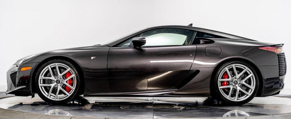 Conduce un Lexus LFA unic in lume si nu i-a facut nici macar rodajul. Acum il vinde cu... Conduce un Lexus LFA unic in lume si nu i-a facut nici macar rodajul. Acum il vinde cu...