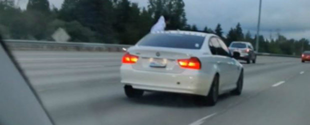 Conducea linistit pe autostrada cand...un sofer de BMW a trecut pe langa el afara din masina. VIDEO