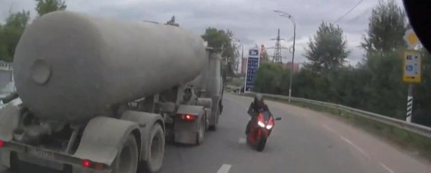 Conduci o motocicleta haotic si nu stii cum sa te sinucizi?