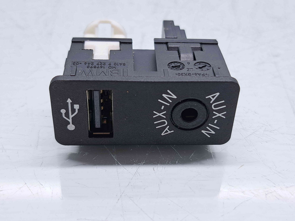Conector auxiliar USB Bmw 3 Touring (F31) [Fabr 2012-2017] 9229246-03