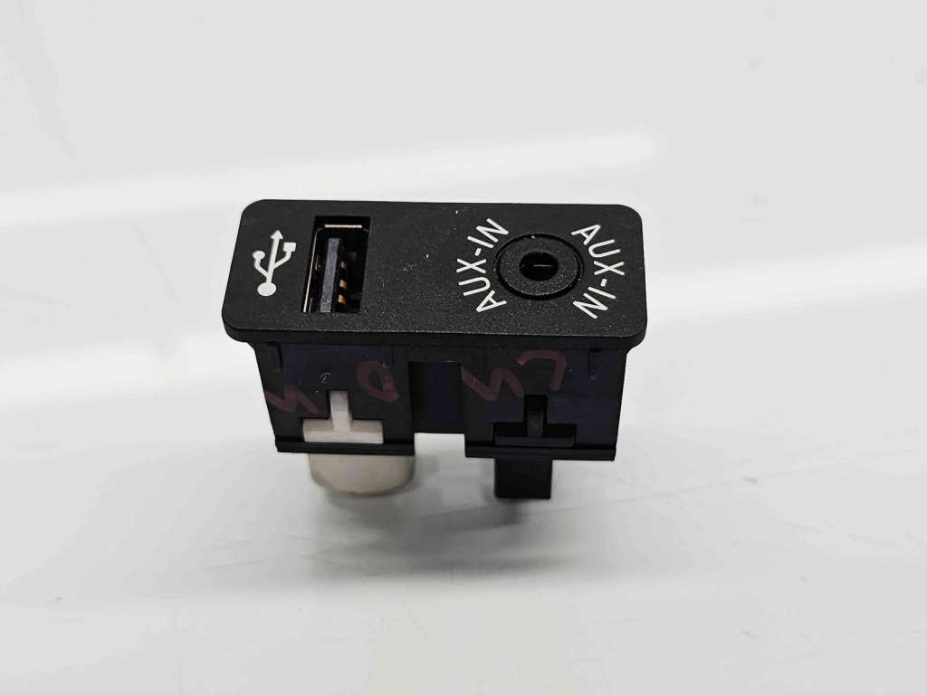 Conector auxiliar USB Bmw X1 (F48) [Fabr