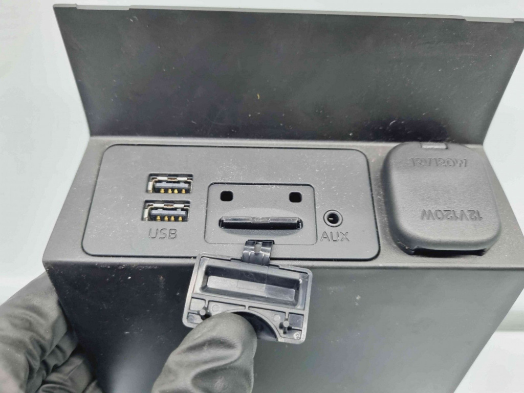 Conector auxiliar USB MAZDA 3 Fastback [Fabr 2003-2009] BHN2-644A1 BJA766EZ1B