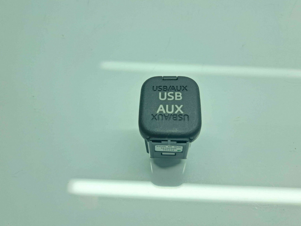 Conector auxiliar USB MAZDA CX-5 (KE) [Fabr 2011-2016] KD45669U0