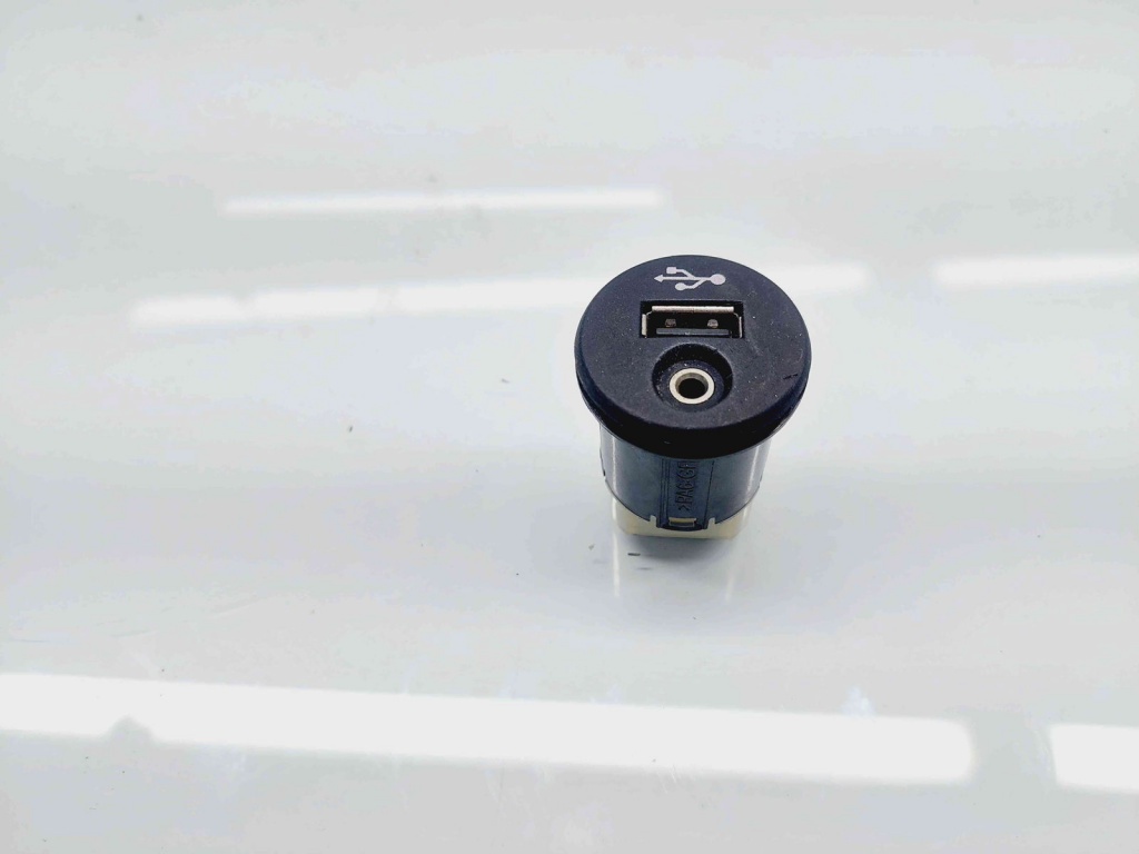 Conector auxiliar USB Nissan Juke [Fabr 2010-2014] Hatchback 28023-BH00A