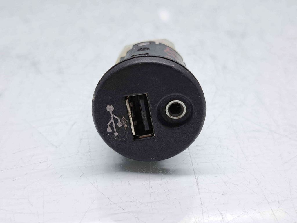 Conector auxiliar USB Nissan Qashqai Facelift (2) [Fabr 2009-2013] OEM