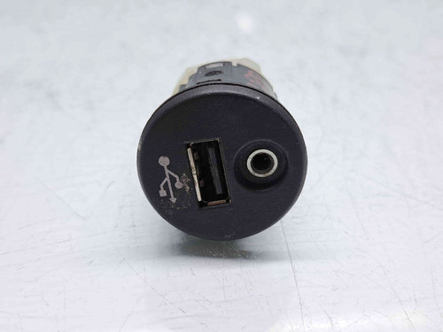 Conector auxiliar USB Nissan Qashqai Facelift (2) [Fabr 2009-2013] OEM