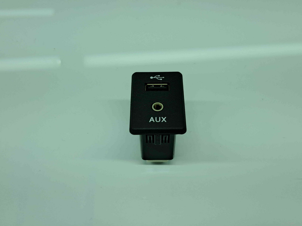 Conector auxiliar USB Nissan X-Trail (T32) [Fabr 2013-prezent] 795405004