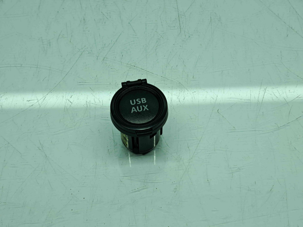 Conector auxiliar USB SUZUKI Swift 3 (MZ, EZ) [Fabr 2005-prezent] OEM