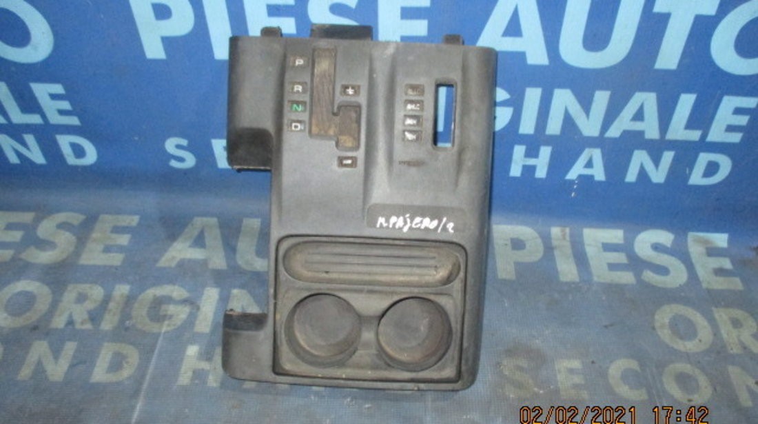 Consola bord Mitsubishi Pajero 2001;  MR410841 (suport pahare)