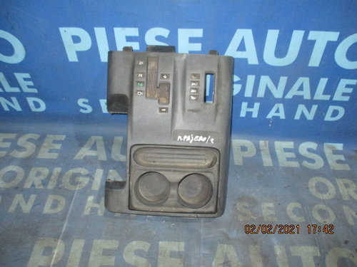 Consola bord Mitsubishi Pajero 2001;  MR410841 (suport pahare)
