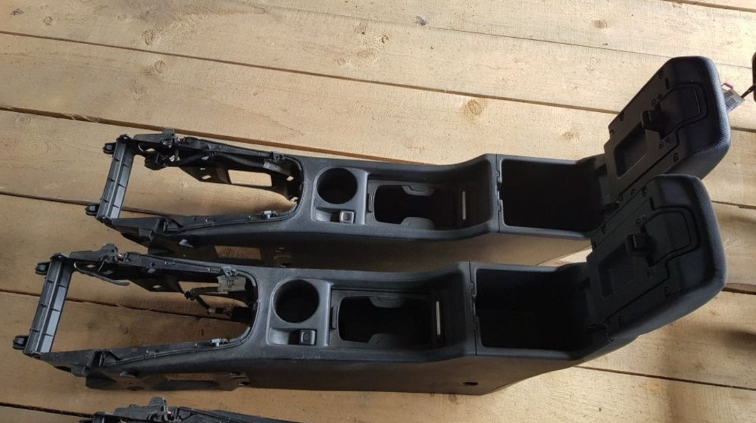 Consola centrală bord cotiera Opel Astra J 2009-2016