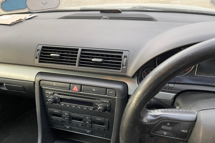 Consola centrala Audi A4 B7 [2004 - 2008] Sedan 4-usi 2.0 TDI MT (140 hp)