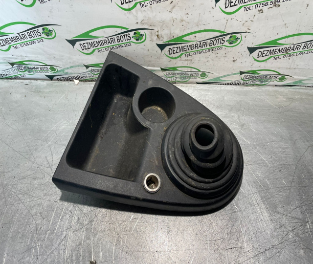 Consola centrala B226/B256/B257 Ford Fiesta 5 [2001 - 2007] Hatchback 5-usi 1.4 TDCi Durashift (68 hp)