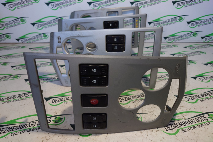 Consola centrala Dacia Logan [2004 - 2008] Sedan 1.4 MT (75 hp)