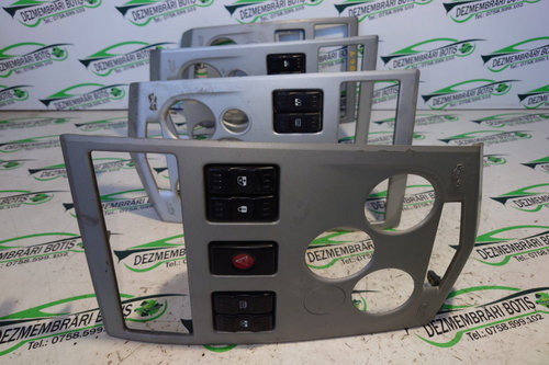 Consola centrala Dacia Logan [2004 - 2008] Sedan 1.4 MT (75 hp)