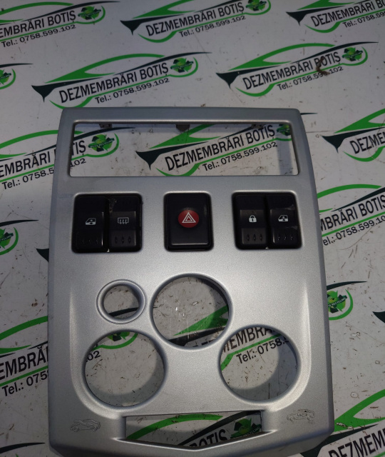 Consola centrala Dacia Logan [2004 - 2008] Sedan 1.4 MT (75 hp)