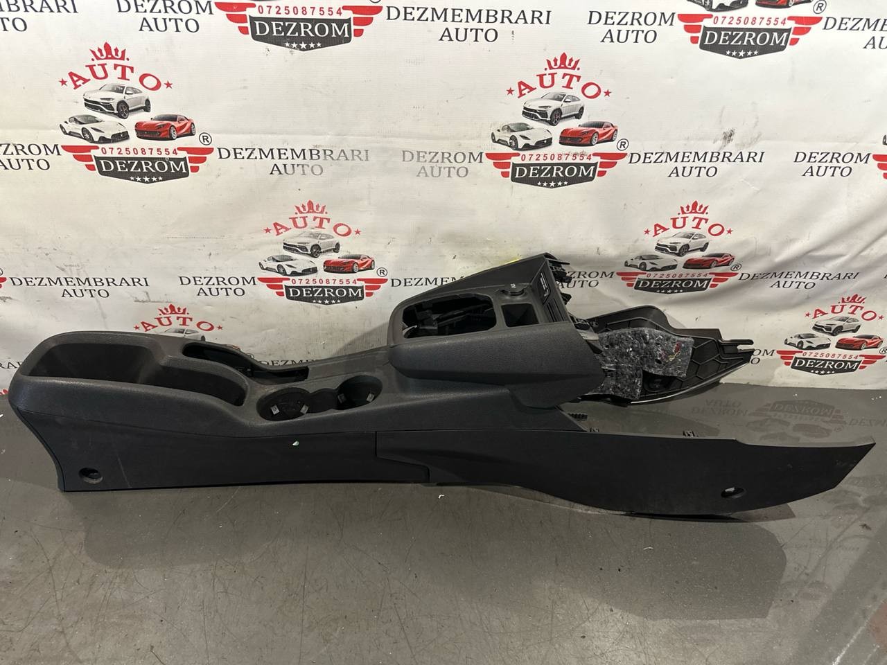 Consola centrala ET76-RO45B55-AB Ford Tourneo Courier MPV 1.5 TDCi 95 cai