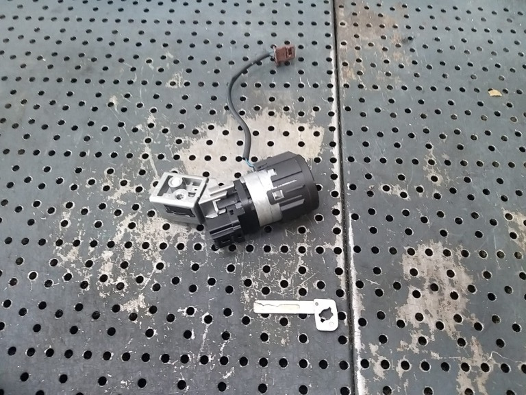 Contact auto cu cheie citroen c4 picasso 1 ud 36410600
