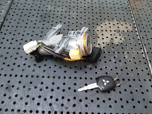 Contact auto cu cheie mitsubishi outlander 1 mr587312