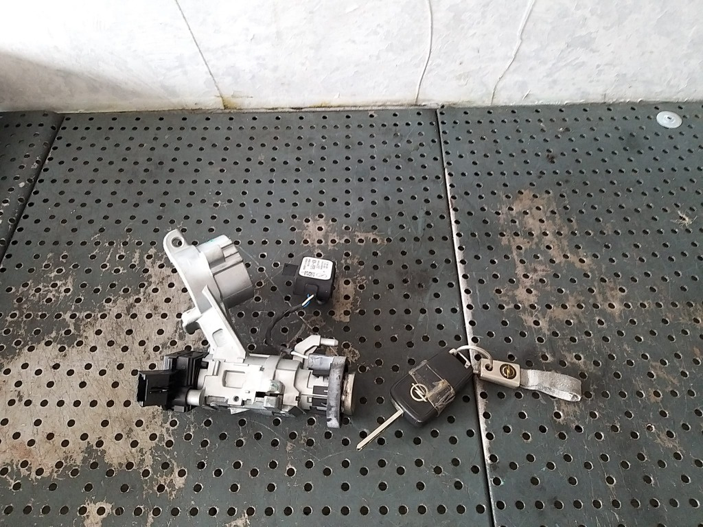 Contact auto cu cheie opel astra j 20939745 10200210111