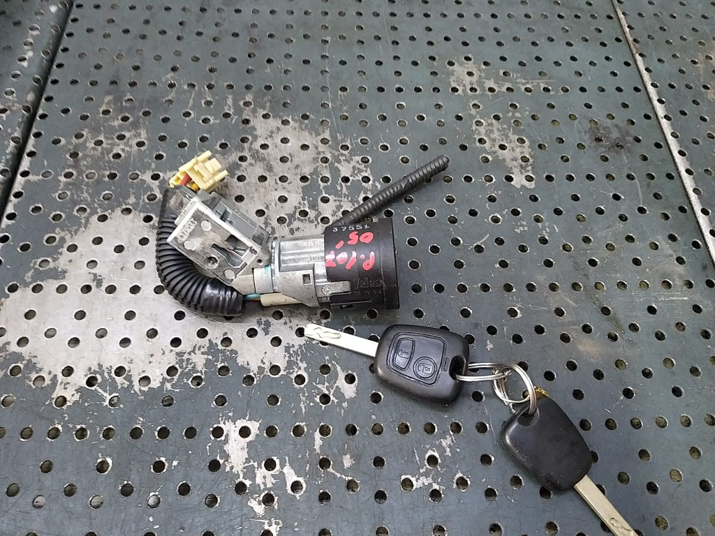 Contact auto cu cheie peugeot 107 n0502200