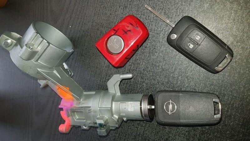 Contact cu cheie tip briceag Opel Astra J 2009-2012